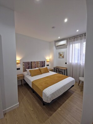 Apartamento, 1 habitación | Ropa de cama de alta calidad, edredones de plumas, escritorio