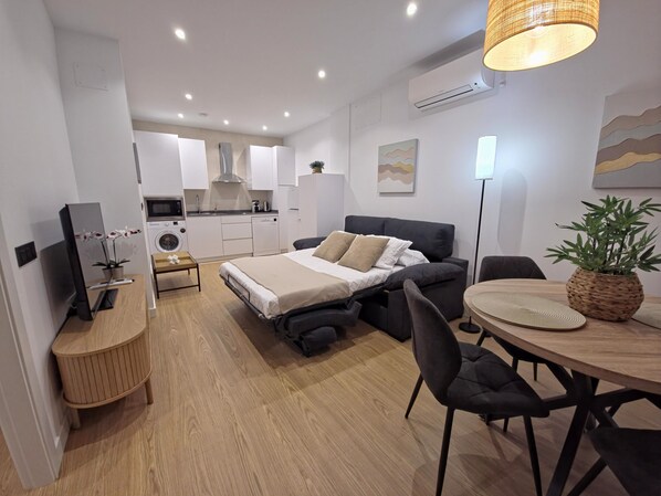 Apartamento, 1 habitación | Zona de estar | Smart TV de 32 pulgadas con canales digitales