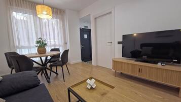 Departamento, 1 habitación | Área de sala de estar | Smart TV de 32 pulgadas con canales digitales