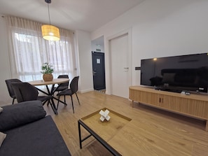 Leilighet, 1 soverom | Oppholdsområde | En 32-tommers smart-TV med digitale kanaler