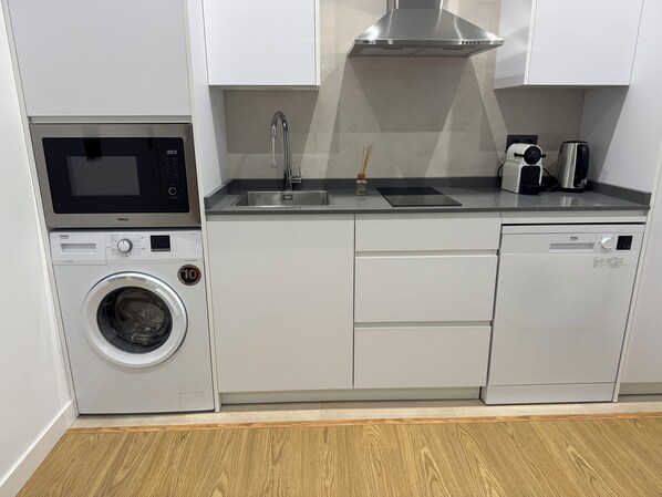 Departamento, 1 habitación | Cocina privada | Refrigerador, microondas, parrilla de estufa y lavavajillas 