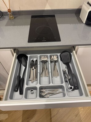 Departamento, 1 habitación | Cocina privada | Refrigerador, microondas, parrilla de estufa y lavavajillas 