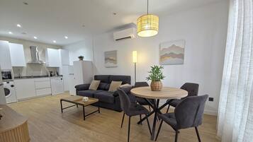 Apartamento, 1 habitación | Zona de estar | Smart TV de 32 pulgadas con canales digitales