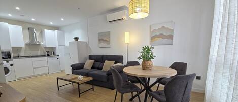 Apartamento, 1 habitación | Zona de estar | Smart TV de 32 pulgadas con canales digitales