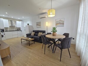 Apartamento, 1 quarto | Área de estar | Smart TV 32 polegadas com canais digitais