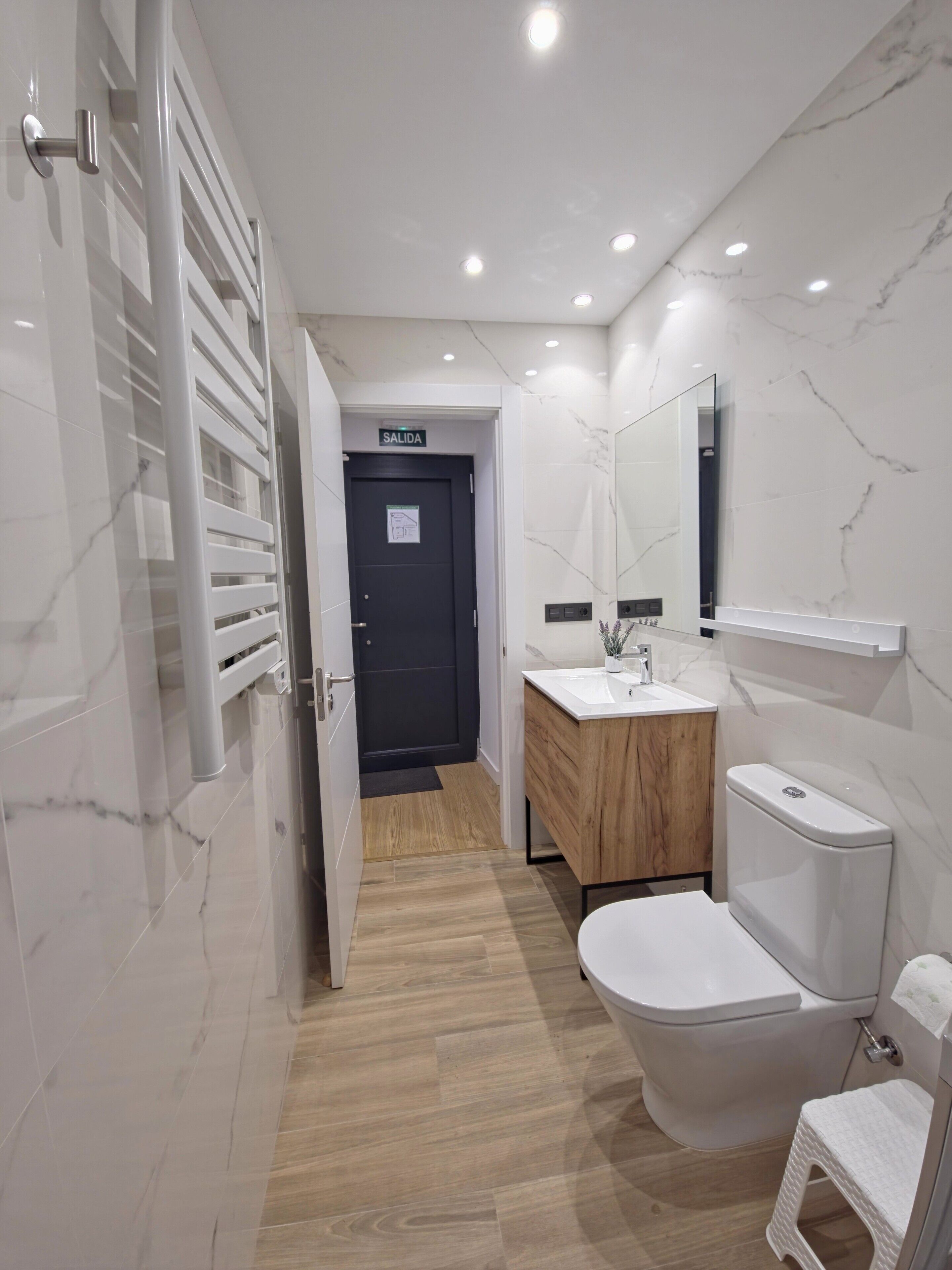 Appartement, 1 slaapkamer | Badkamer | Een douche, gratis toiletartikelen, een haardroger, handdoeken