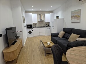 Lejlighed - 1 soveværelse | Opholdsområde | 32-tommers smart-tv med digitale kanaler