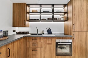 Refrigerador, microondas, horno y cafetera y tetera 