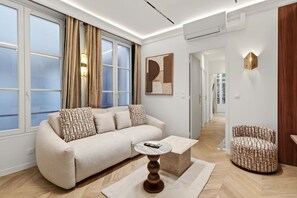 Living area - New suite 6 personnes- Saint Germain Notre-Dame (Paris)