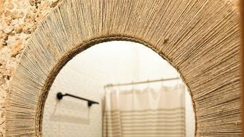 Douche, sèche-cheveux, serviettes fournies, savon