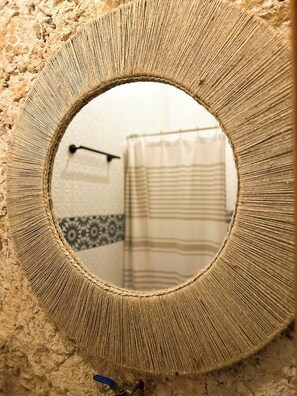 Douche, sèche-cheveux, serviettes fournies, savon