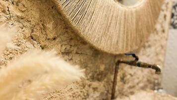 Douche, sèche-cheveux, serviettes fournies, savon