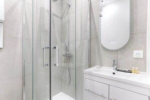 Shower, hair dryer, shampoo - Appartement de Charme Montmartre/Batignolles (Paris)