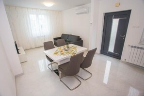 Dining - Vacation apartment Aldo II - Modern feel-good apartment in a quiet location in Poreč (Poreč)