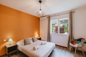 2 bedrooms, iron/ironing board, travel cot, free WiFi - Comfortable 2-bedroom apartment with air conditioning, parking, balcony, and Wi-Fi. (Bassens)