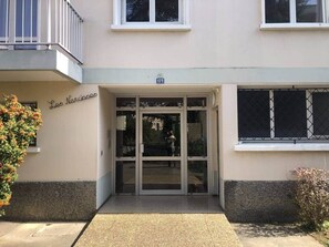 Exterior detail - Comfortable 2-bedroom apartment with air conditioning, parking, balcony, and Wi-Fi. (Bassens)