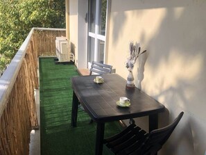 Outdoor dining - Comfortable 2-bedroom apartment with air conditioning, parking, balcony, and Wi-Fi. (Bassens)