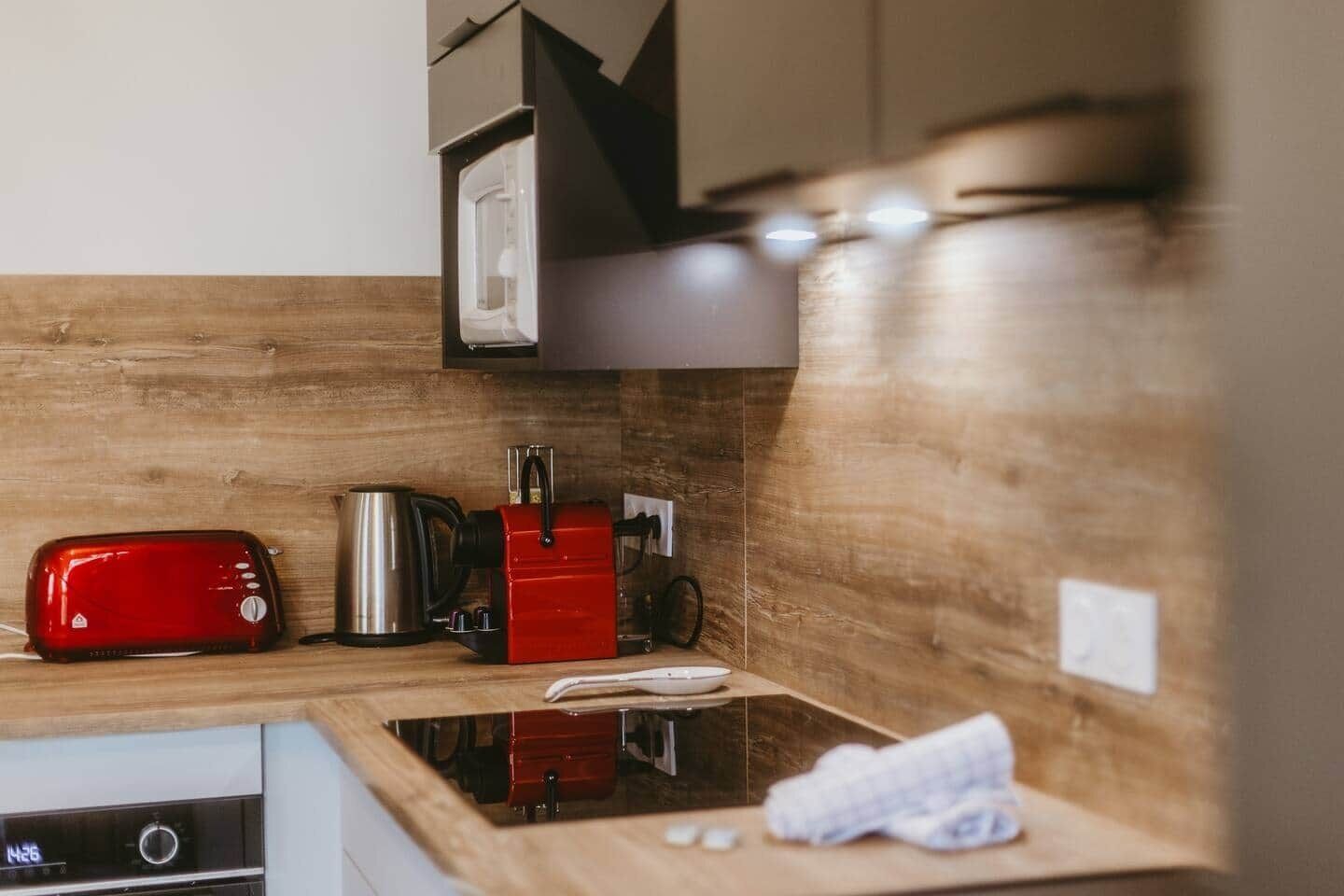 Kühlschrank, Mikrowelle, Ofen, Herdplatte