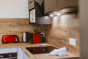 Fridge, microwave, oven, stovetop - Comfortable 2-bedroom apartment with air conditioning, parking, balcony, and Wi-Fi. (Bassens)