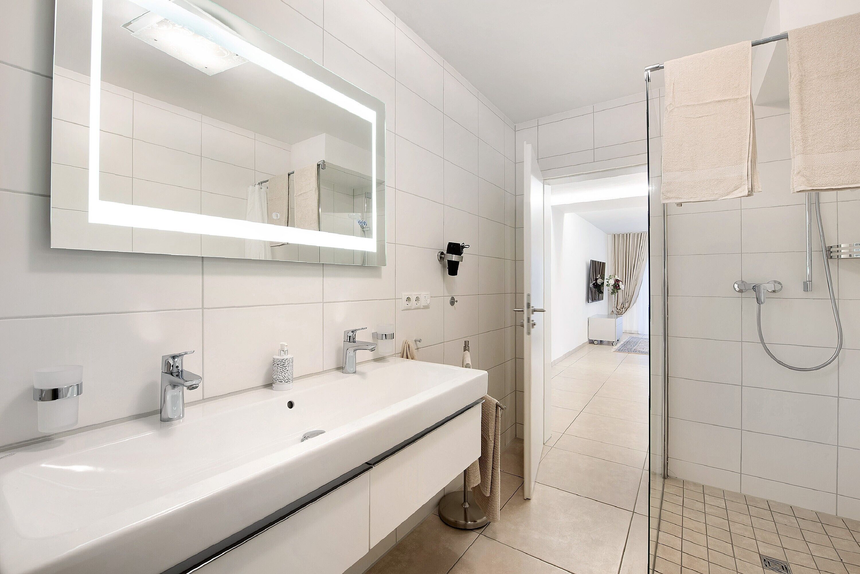 Douche, sèche-cheveux, serviettes fournies