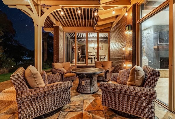 Outdoor dining - Luxe Austin Retreat, Pool & Yard, Sleeps 20 (Austin)
