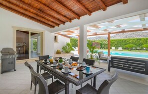 Outdoor dining - VILLA FRATI - Elegant Accommodation with 4 Bedrooms (Sicilia)
