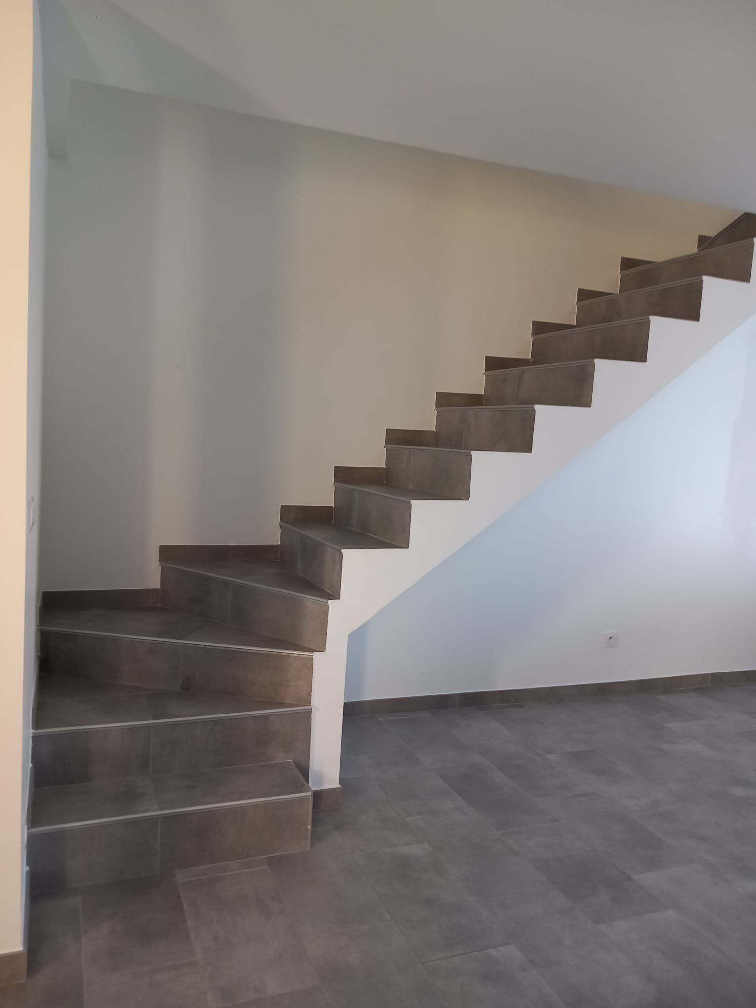 Een trap met een modern ontwerp, leidend naar een verdieping.