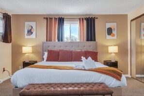 6 bedrooms, desk, free WiFi, bed sheets - 6BD Near DT - BBQ Grill, Games & Football Fun (Arvada)
