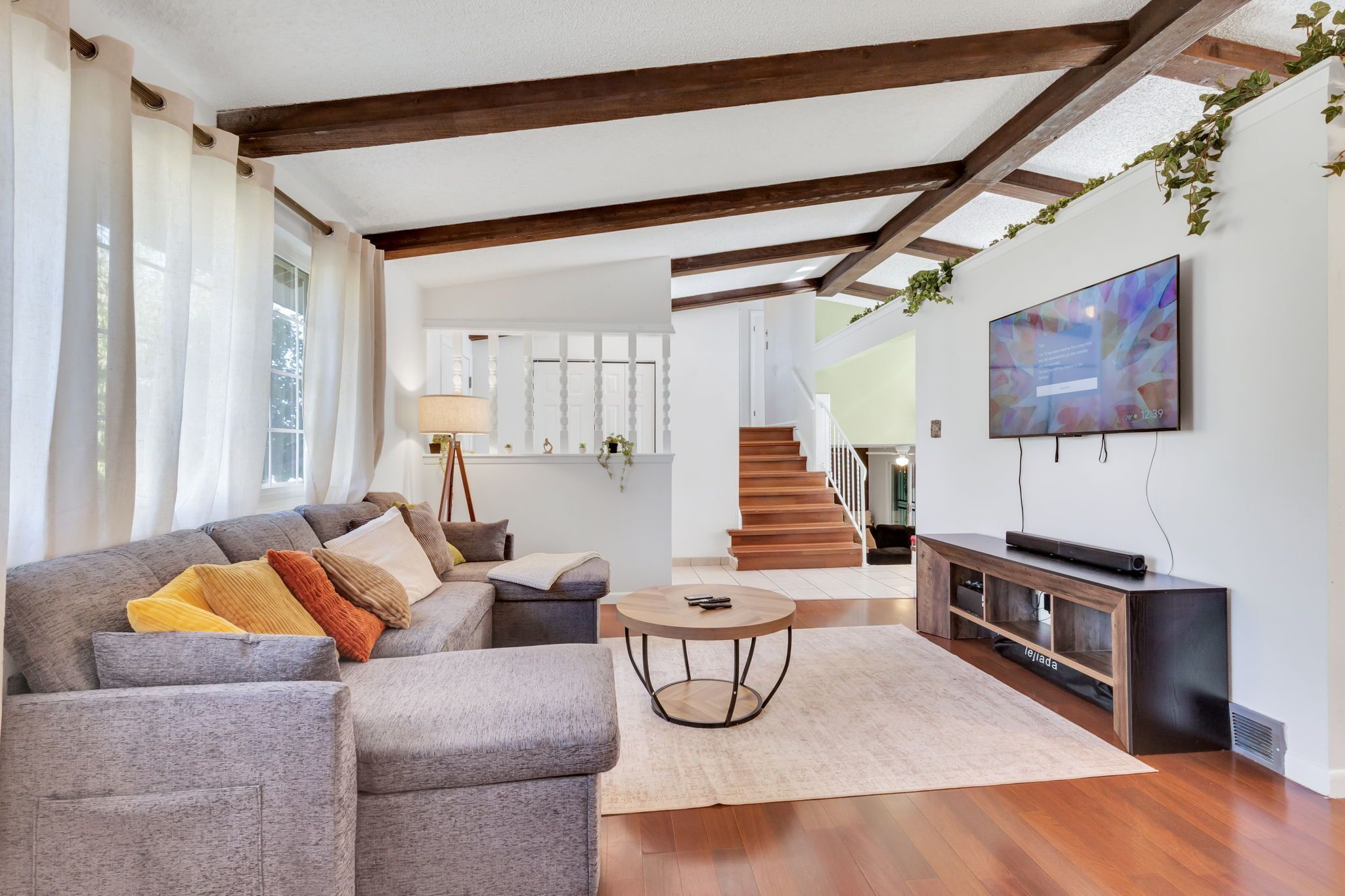 TV connectée, cheminée, table de tennis de table, livres