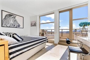 4 bedrooms, in-room safe, desk, iron/ironing board - Welcome to The Penthouse – Beachfront Luxury (Barcelona)