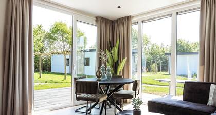 Kaag Villas: charming 2-bedroom chalet #316 by peaceful canals amid Dutch nature