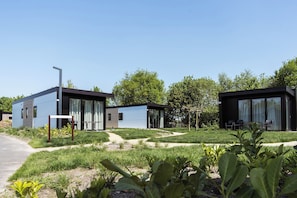 Exterior - Kaag Villas: charming 2-bedroom chalet #318 by peaceful canals amid Dutch nature (Oud Ade)