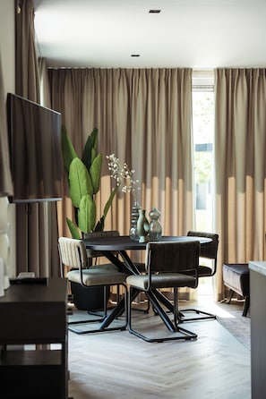 Dining - Kaag Villas: charming 2-bedroom chalet #318 by peaceful canals amid Dutch nature (Oud Ade)