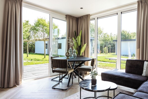 Dining - Kaag Villas: charming 2-bedroom chalet #318 by peaceful canals amid Dutch nature (Oud Ade)