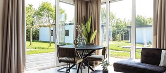 Kaag Villas: charming 2-bedroom chalet #318 by peaceful canals amid Dutch nature