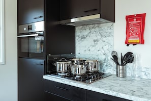 Private kitchen - Kaag Villas: charming 2-bedroom chalet #318 by peaceful canals amid Dutch nature (Oud Ade)