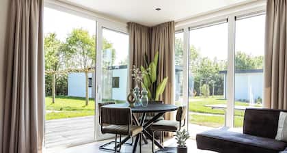 Kaag Villas: charming 2-bedroom chalet #324 by peaceful canals amid Dutch nature