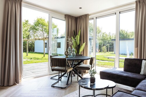 Kaag Villas: charming 2-bedroom chalet #326 by peaceful canals amid Dutch nature