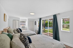 Escritorio, tabla de planchar con plancha, cuna de viaje y wifi gratis 