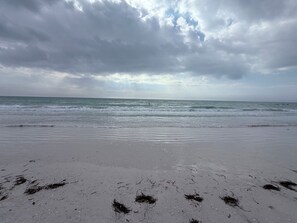 Sun-loungers, beach towels - Sleeps 12 ~Sparkling Pool Home~ 1 block to Gulf Beaches. 4 bdrm 3 bath. Lido Key (Sarasota)