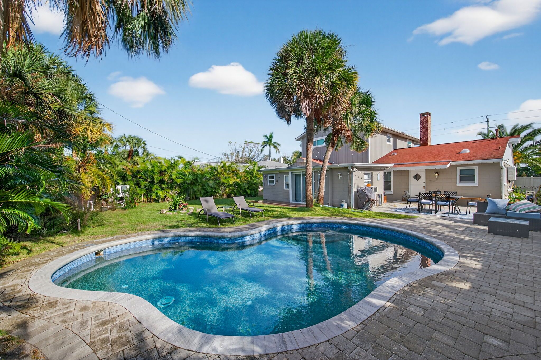 Alberca al aire libre y alberca climatizada