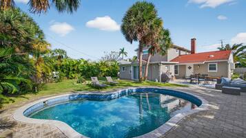 Alberca al aire libre y alberca climatizada