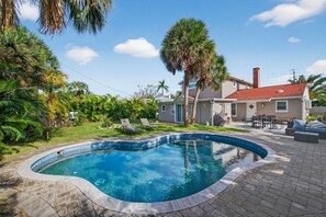 Alberca al aire libre y alberca climatizada