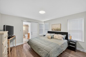 Desk, iron/ironing board, travel crib, free WiFi - Sleeps 8 ~Pool Home~  1 Block to Gulf Beaches. Low Cleaning Fee 3Br 2ba laundry (Sarasota)