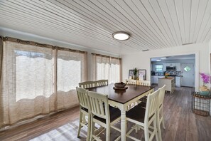 Dining - Sleeps 12 ~Sparkling Pool Home~ 1 block to Gulf Beaches. 4 bdrm 3 bath. Lido Key (Sarasota)