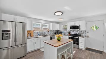 Refrigerador, microondas, horno y parrilla de estufa