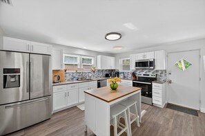 Fridge, microwave, oven, stovetop - Sleeps 8 ~Pool Home~  1 Block to Gulf Beaches. Low Cleaning Fee 3Br 2ba laundry (Sarasota)