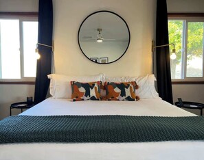 Tabla de planchar con plancha, cuna de viaje, wifi y ropa de cama