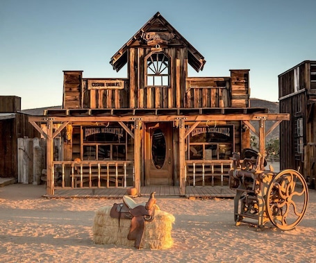外観. Cosmic Cowboy • Walk to Pappy's & Pioneertown, Spa