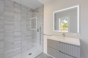Shower, hair dryer, towels - Villa Sarabo in Felanitx by Home Villas 360 (Felanitx)